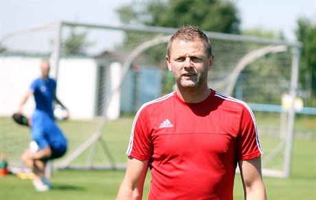 Trenér Radim Kuera vede trénink ostravských fotbalist.