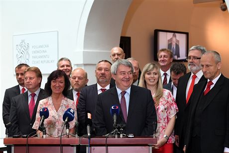 Zástupci KSM na tiskové konferenci k zahájení volební kampan do Poslanecké...