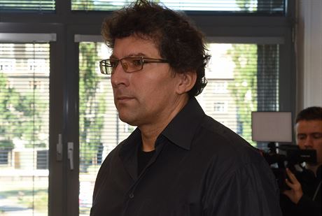 Zdenk Pfeifer ped Krajským soudem v Ústí nad Labem (19. ervna 2017)