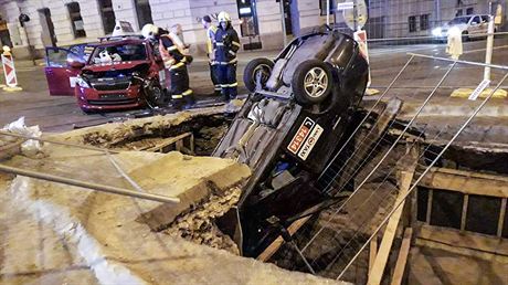 V centru Brna se v noci srazily taxíky, jeden z nich se pevrhl do jámy. Nehoda...