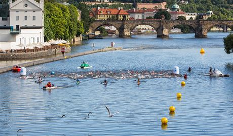Triatlonisté si zaplavou ve Vltav.