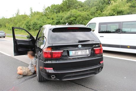 Agresivní idi za jízdy vystelil plynovou pistolí po dalím idii (29.6.2017)