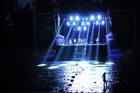 Podium u behu Ostravice, na kterém se pedstavili frýdecko-místetí interpreti...