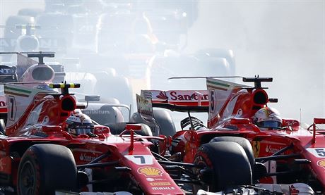 Kimi Rikknen (vlevo) a Sebastian Vettel z Ferrari bhem Velk ceny...