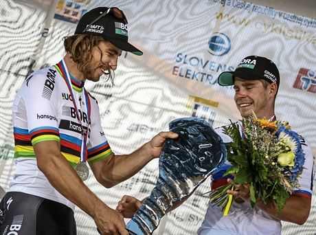 To má ale pkný pohár! Peter Sagan (vlevo), v mistrovství SR stíbrný,...