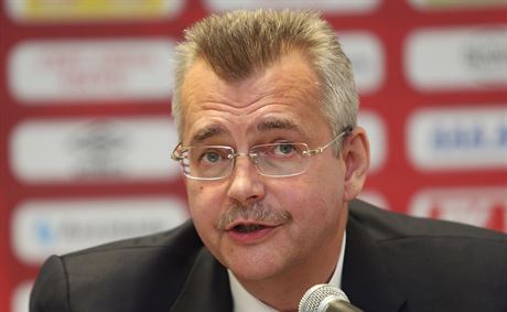Jaroslav Tvrdík na tiskové konferenci fotbalové Slavie k píchodu nových hrá