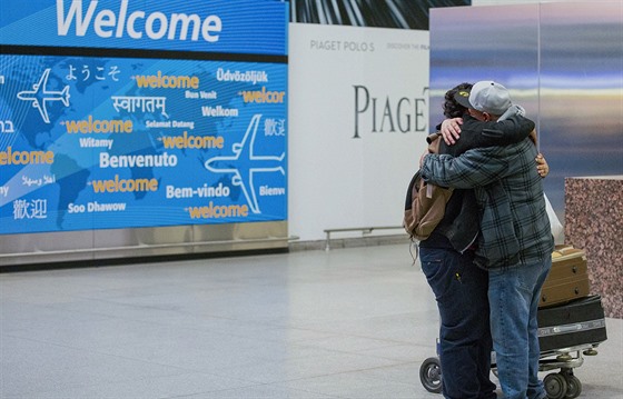 tastné shledání dvou Jemenc na letiti v New Yorku. (5.2. 2017)