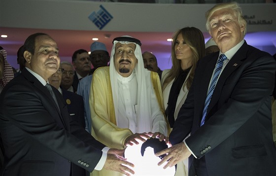 Zprava: americký prezident Donald Trump, saúdský král Salmán bin Abd al-Azíz a...