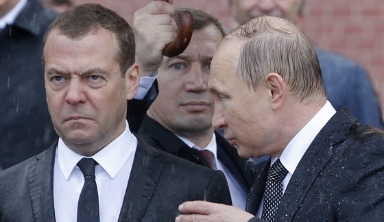 Ruský prezident Vladimir Putin a premiér Dmitrij Medvedv si u Kremlu...
