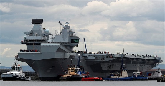 Britové spustili na moe novou letadlovou lo HMS Queen Elizabeth (26. ervna...