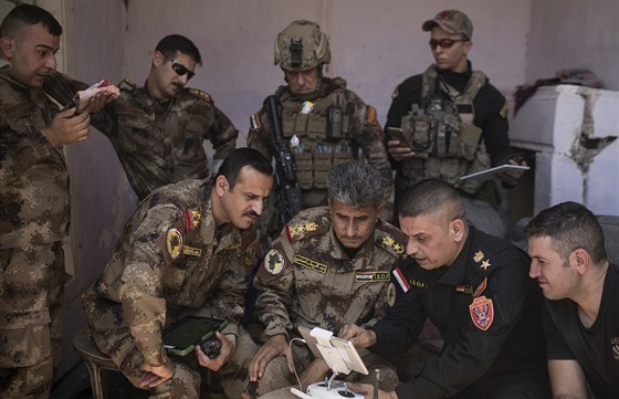 Velitel iráckých speciálních jednotek Abdul-Waháb al-Sádí konzultuje dalí...