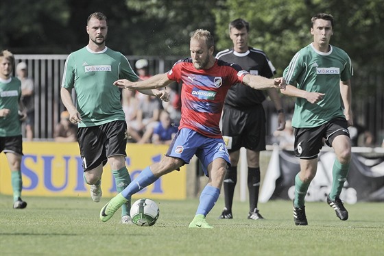 Plzeský záloník Daniel Kolá v píprav proti Rokycanm.