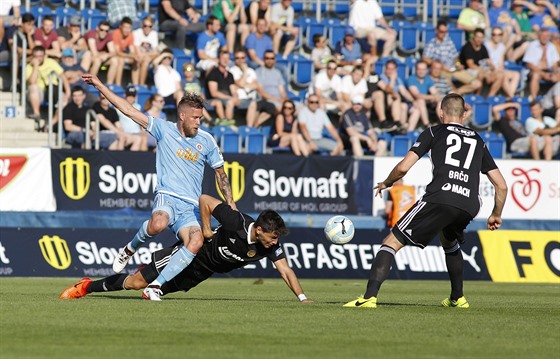 Jakub Mare (vlevo) ze Slovanu Bratislava a Zoran Gaji ze Zlína v souboji o...