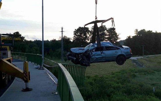 Auto spadlo z mostu u sokolovské chemiky.