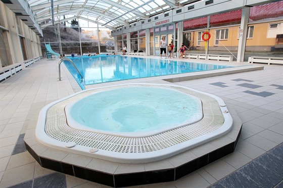 Bazén v Potůčkách na Karlovarsku v době, kdy byl ještě otevřen.