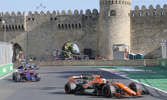 PŘED BRANAMI. Fernando Alonso s vozem McLaren při Velké ceně F1 Ázerbajdžánu v...