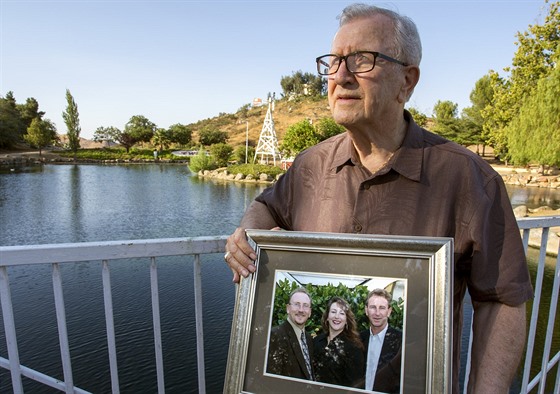 Frank J. Kerrigan ukazuje fotku svých potomk.