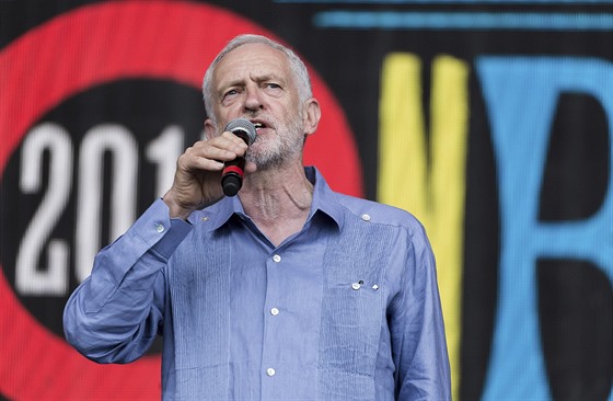 Corbyn promluvil ped jedním z koncert na festivalu Glastonbury (24. ervna...