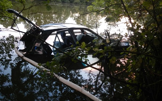 Devatenáctiletý řidič vrazil do stromu, auto pak skončilo v rybníce. Jeden ze...