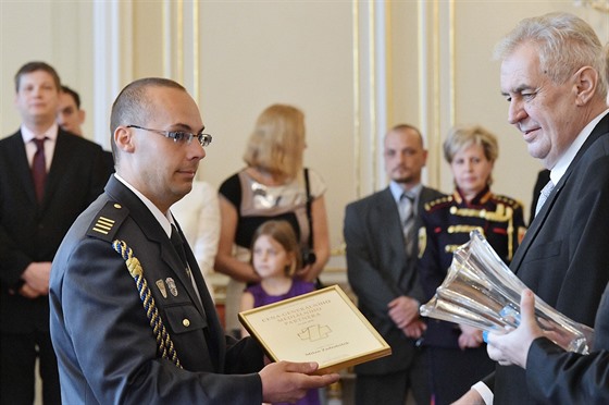 Prezident Zeman předává Zlatý záchranářský kříž, ocenění za nejlepší...