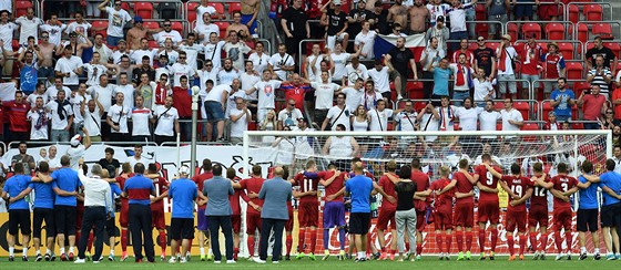 Čeští fotbalisté slaví s fanoušky výhru nad Itálií na mistrovství Evropy do 21...