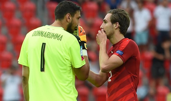 Italský branká Gianluigi Donnarumma (vlevo) a eský stoper Stefan Simi po...