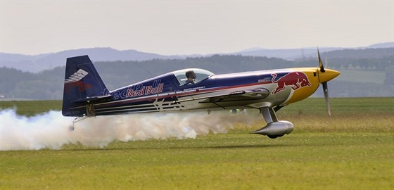 Letoní Memorial Air Show se opt zúastní i mistr svta v Red Bull Air Race Martin onka.