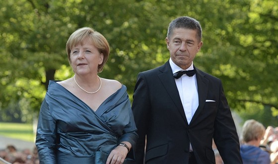 Angela Merkelová a její manžel Joachim Sauer na operním festivalu v Bayreuthu...
