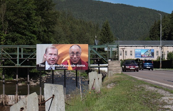 Billboard s fotografií Václava Havla a jeho Svátosti dalajlamou  v Horním...