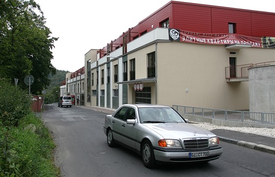 Parkovacích dom je v Karlovarském kraji zatím poskrovnu. Jeden vyrostl v Libuin ulici v Karlových Varech (na snímku), druhý u sokolovské nemocnice.