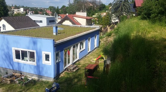 Na střechu nechal majitel instalovat extenzivní zelenou střechu.