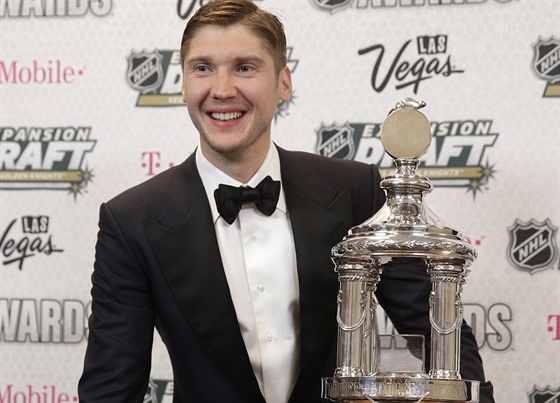 Sergej Bobrovskij z Columbusu s Vezina Trophy pro nejlepího brankáe NHL.