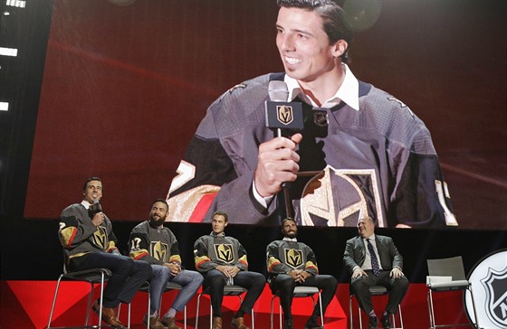 V dresu Vegas Golden Knights si po draftu zapózovali (zleva) Marc-Andre Fleury,...