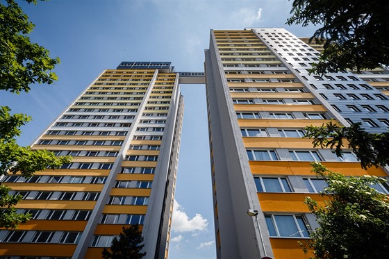 Nejvyšší panelák v Česku je po rekonstrukci. Ve 22. patře nabízí posezení v...