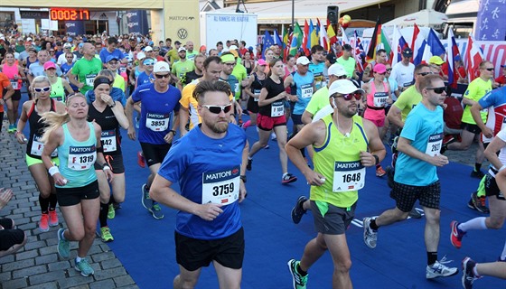 Běžci vybíhají z Horního náměstí na trať olomouckého půlmaratonu 2017.