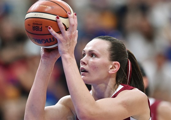 Lotyská basketbalistka Anete teinbergaová stílí trestný hod.