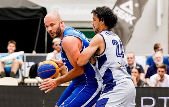 eský reprezentant v basketbalu 3x3 Jan Kratochvíl (vlevo) v duelu evropské...