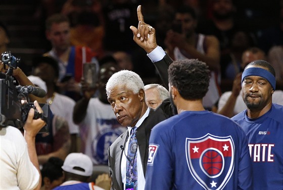 Julius Erving coby kou  týmu Tri-State zdraví diváky bhem premiéry soute...