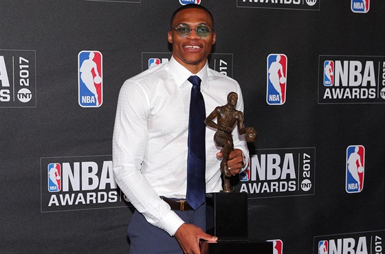 Russell Westbrook z Oklahoma City si odnesl cenu pro nejuitenjího hráe NBA.