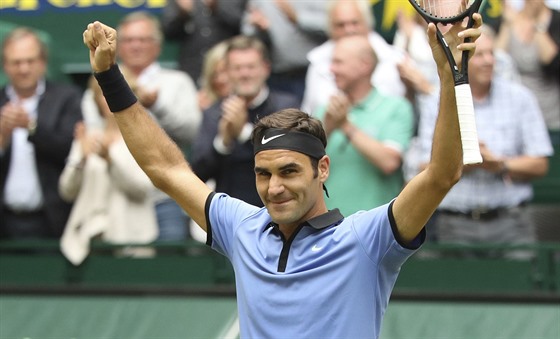 Roger Federer slaví triumf na turnaji v Halle.
