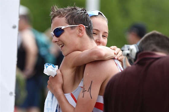 ÚSP̊NÍ SOUROZENCI. Heidi a Luká Juránkovi vyhráli triatlon na Olympiád dtí...
