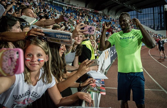 Usain Bolt se fotí s fanoušky na Zlaté tretře.