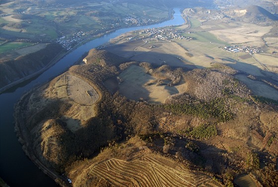 Letecký pohled na hradiště Hrádek (v levé části).