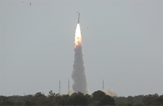 Indická raketa PSLV-C38 vynáí do vesmíru mimo jiné i  technologickou...