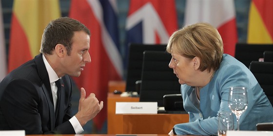 Francouzský prezident Emmanuel Macron a nmecká kancléka Angela Merkelová...