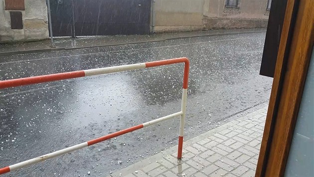 Českem se prohánějí lokální bouřky a padají kroupy,. Přívalové srážky nehrozí