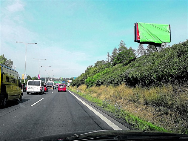 Místo reklam teď řidiči koukají na barevné plachty.