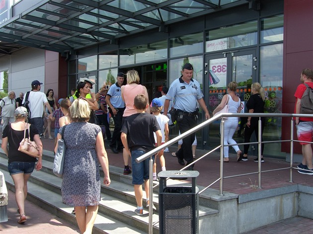 Policie kv�li podez�elému p�edm�tu evakuovala nákupní centrum ve Zlín�, jednalo...