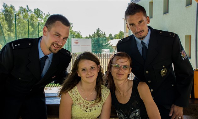 Policisté Jan Kohoutek a Václav Serdel (zleva) s dvanáctiletou Terezkou a její...