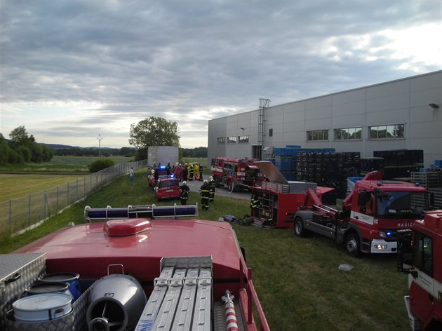Ve firm Greiner v Nýrsku zasahovaly asi dv desítky hasi. V hale unikl...